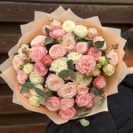 Букет из 25 нежно-розовых кустовых роз с эвкалиптом🤍