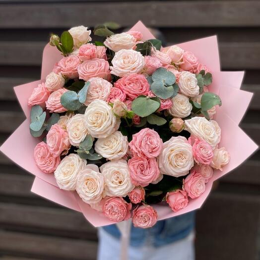 21 кустовых роз с эвкалиптом