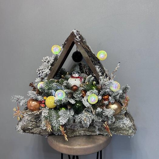 Композиция из искусственной хвои «новогодний домик снеговика»