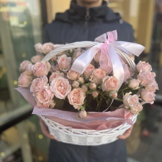 Корзина с розовыми кустовыми розами