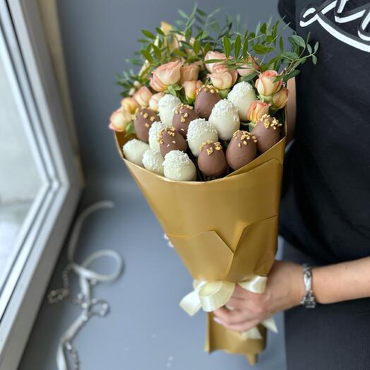 Букет из клубники в бельгийском шоколаде и кустовой розы 15 ягод