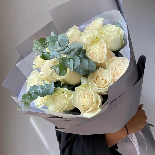 15 белых роз с эвкалиптом