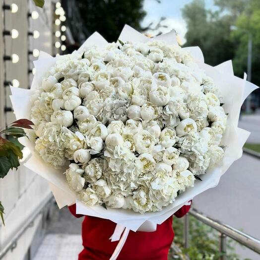 Белый букет из гортензий и пионов
