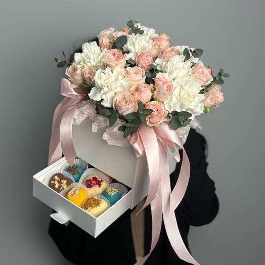 Цветы в шкатулке с конфетами ручной работы Bombastic
