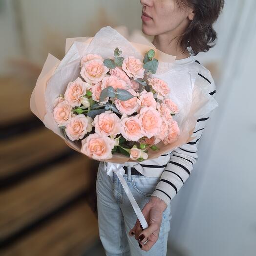Bouquet of bush roses and eucalyptus(9 pcs)