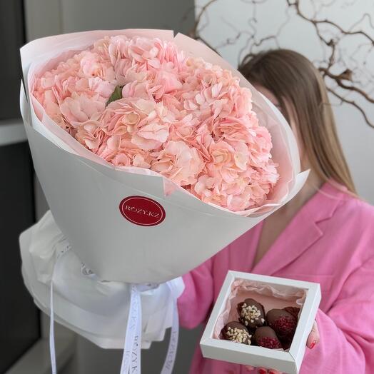 Комбо букет из 5 гортензий и финики в шоколаде