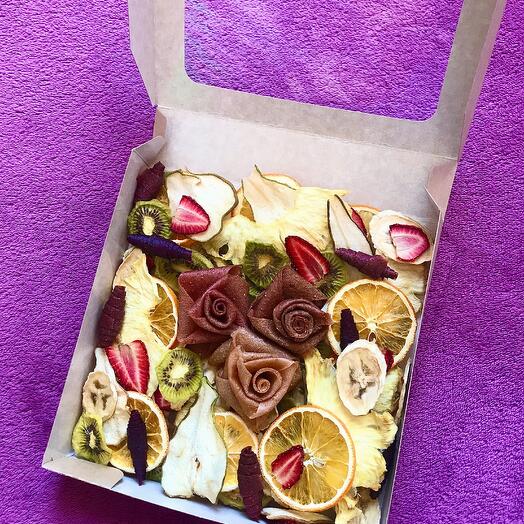 Juego de regalo con chips de fruta y rosas comestibles
