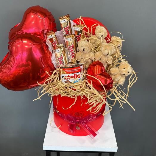 Композиция с мягкой игрушкой, шарами и  сладостями