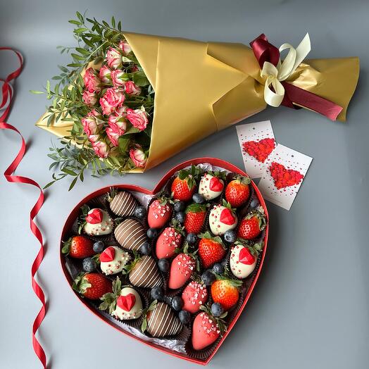 Большое сердце из клубники в бельгийском шоколаде и букет роз Любовь