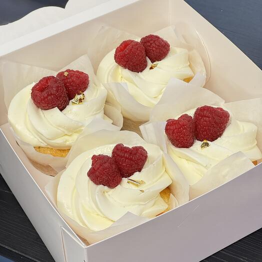 Cupcakes alla vaniglia con lamponi e oro commestibile