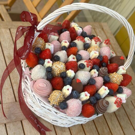 Корзина с клубникой и голубикой