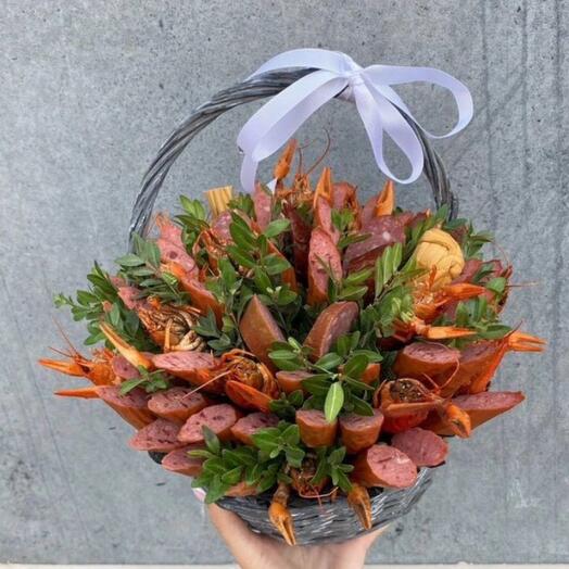 Корзина с раками и колбасками