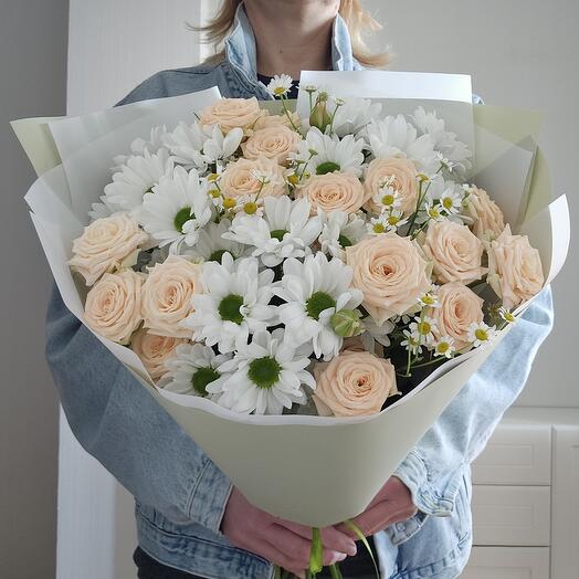 Букет из кустовых роз сорта Таня, кустовых ромашковых хризантем и кустовых ромашек