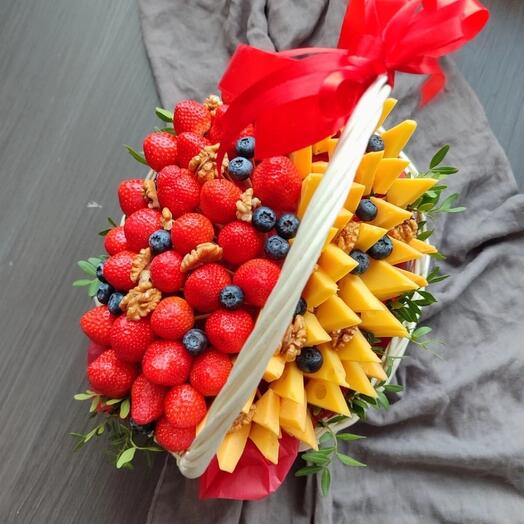 Корзина с сыром и клубникой