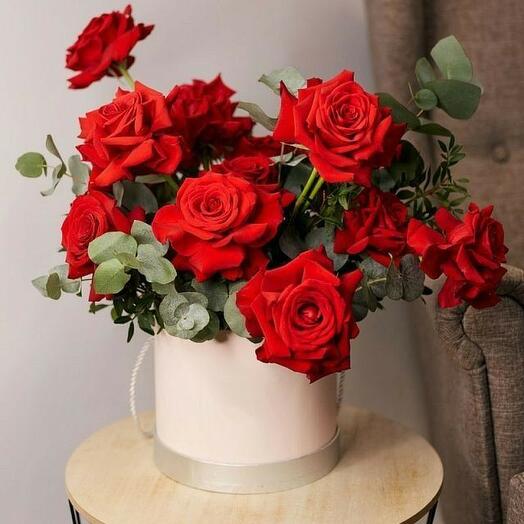 "Romance" French roses in a hatbox
