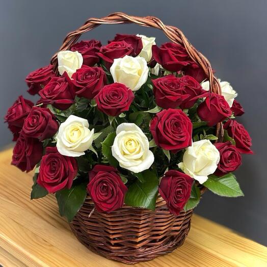 Корзина из белых и красных роз микс 🌹🤍