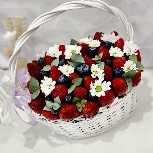 Корзина из свежей клубники с голубикой и цветами