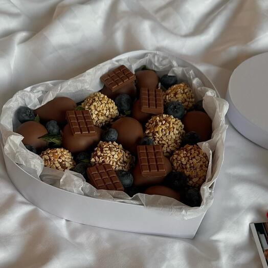 Клубника в шоколаде бокс сердце М