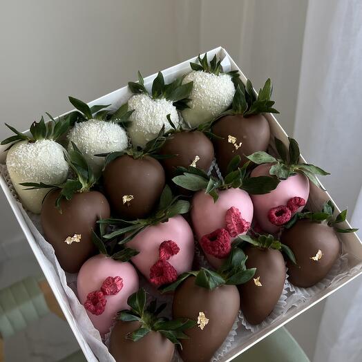 Set of strawberries in milk and strawberry chocolate 16 pieces
