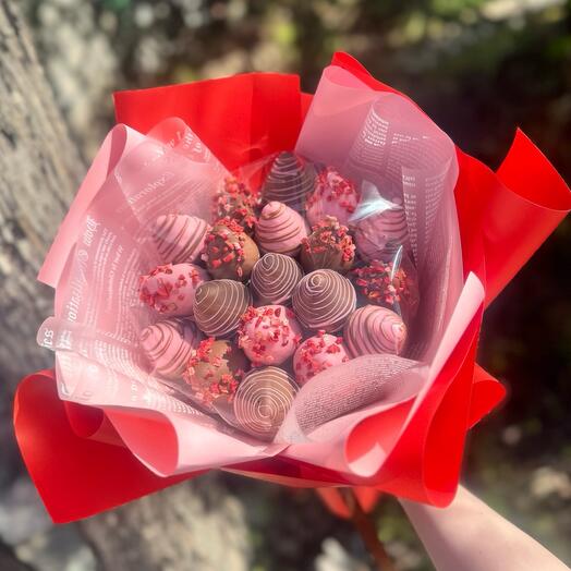 Bouquet of strawberries in Belgian chocolate "Cleopatra"