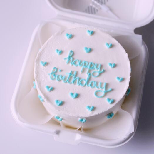 Бенто торт на день рождения с голубой надписью «happy birthday» и сердечками