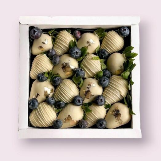 Клубника в белом шоколаде с голубикой