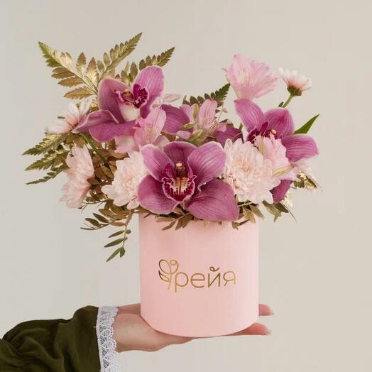 Композиция с орхидеей и золотистыми деталями (размер S) К007