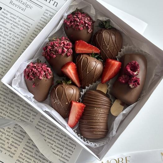 Набор микс клубника и бананы в молочном шоколаде