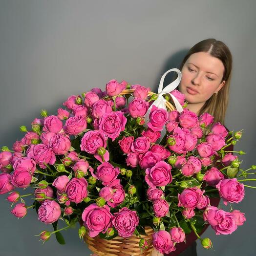 Корзина с пионовидными кустовыми розами 25 шт