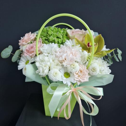 Гортензия, роза, хризантема и диантус в коробке