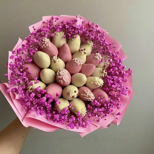 Клубника в шоколаде с цветами