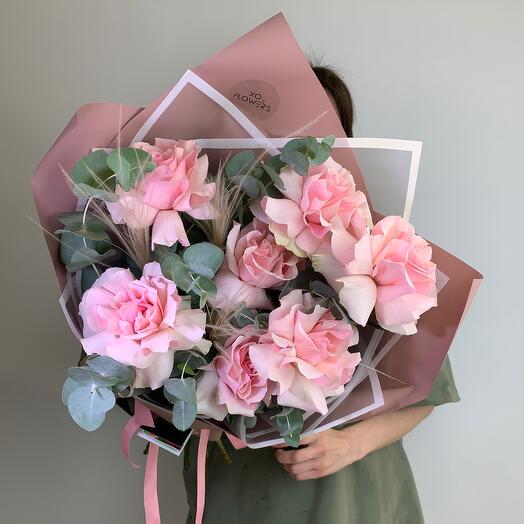 Монобукет с французскими розовыми розами и эвкалиптом от Xoflowers