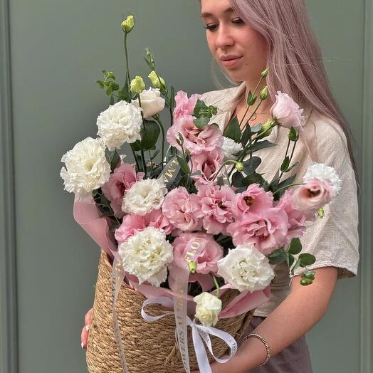 Корзина с цветами нежная эустома