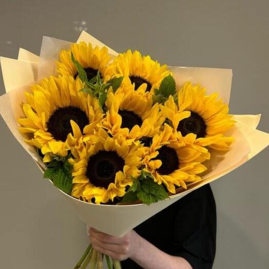 Букет из солнечных подсолнухов  в упаковке