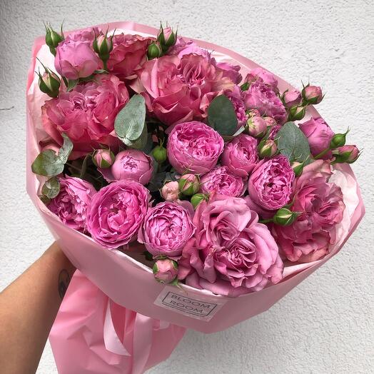 Малиновый букет «Bloom Room» с пионовидными розами и эвкалиптом