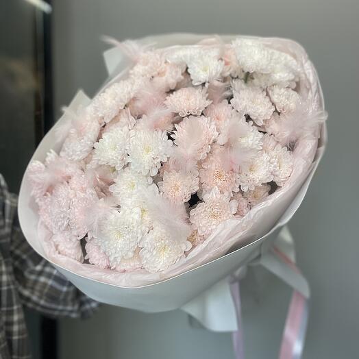 Воздушный моно букет из хризантем с перышками 🌸