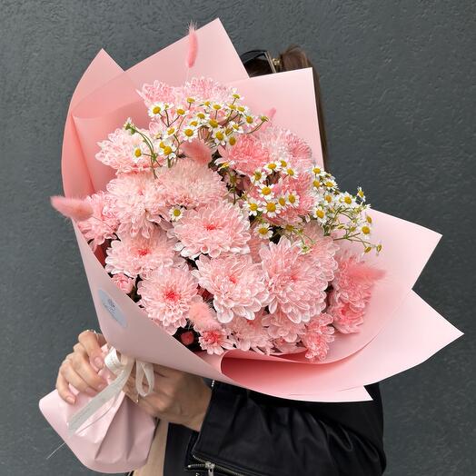 Персиковый - большой летний букет из нежно розовой кустовой хризантемы и ромашек