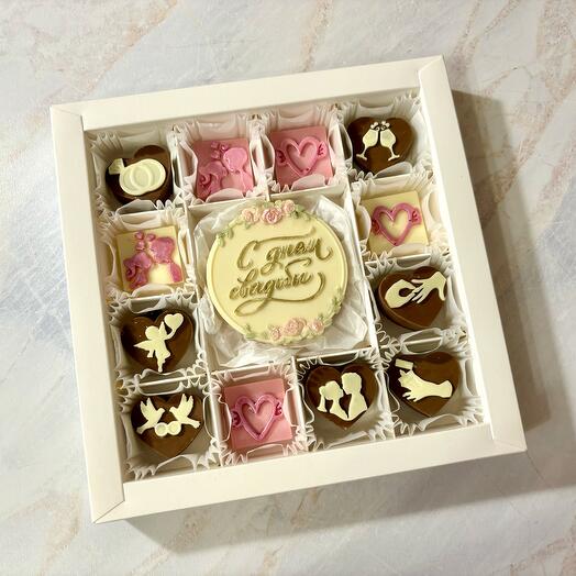 Подарочный набор из шоколада ко Дню Свадьбы