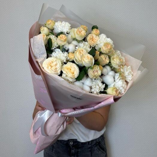 Букет из сливочных кустовых роз, белых диантусов и хлопка🌼🌼🌼