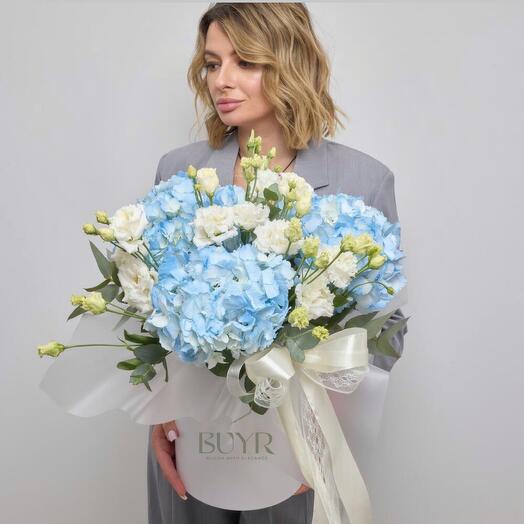 Шляпная коробка с гортензией и пион эустомой