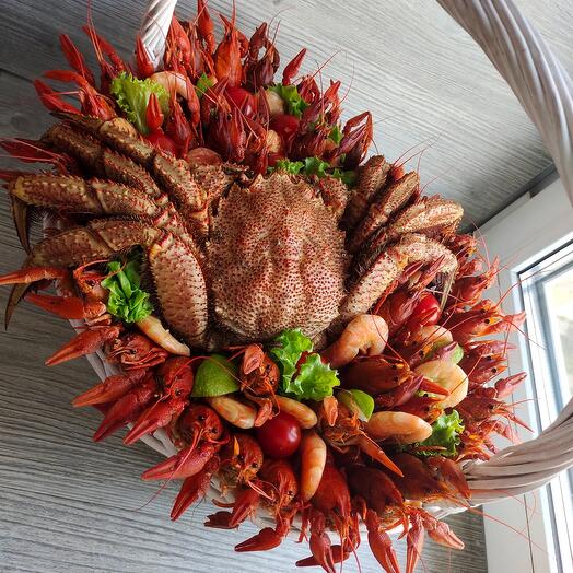 Корзина с крабом, раками, креветками