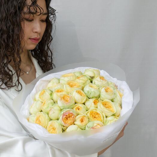 Готовый букет из Кустовой ,пионовидной Розы