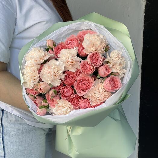 Букет кустовых пионовидных роз и бежевых диантусов🎀