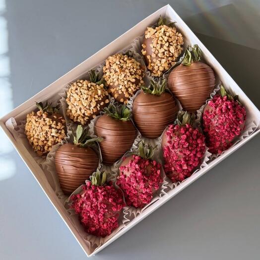 Клубника в шоколаде 12 ягод с арахисом и малиной