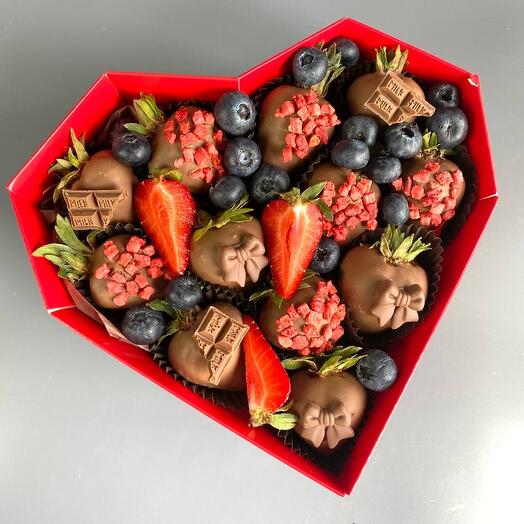 Клубника в шоколаде с голубикой и свежей клубникой