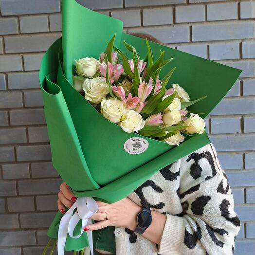 Букет с белыми кустовыми розами и розовой альстромерией