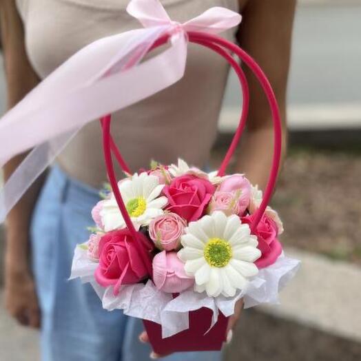 Букет из мыла  -  ромашки, розой и тюльпаном