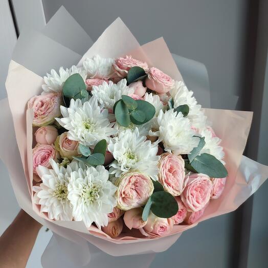 Букет с хризантемой, кустовой розой и эвкалиптом