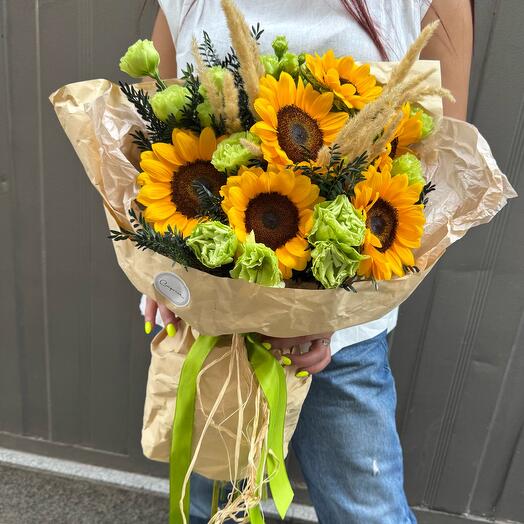 Букет из подсолнух и лизиантус