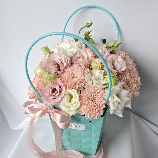 Композиция с цветами в сумочке